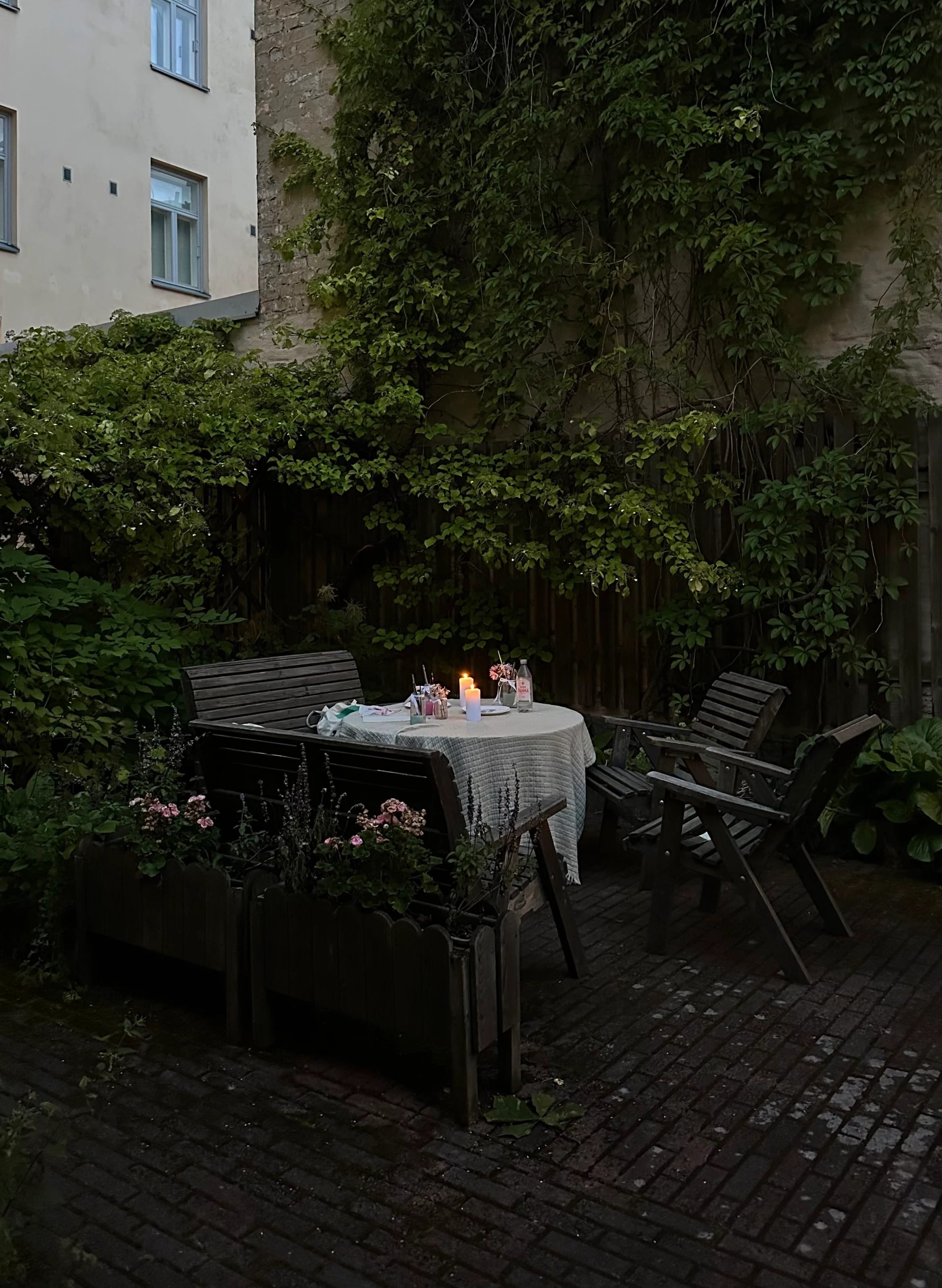 An intimate outdoor painting workshop setting